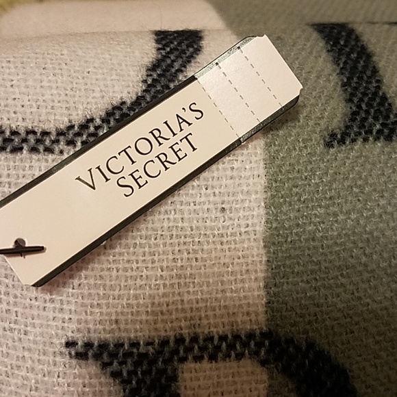 Victoria's Secret Blanket NWT - Picture 3 of 4